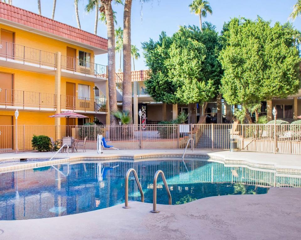 Готель Ramada By Wyndham Tempe Near Asu Екстер'єр фото