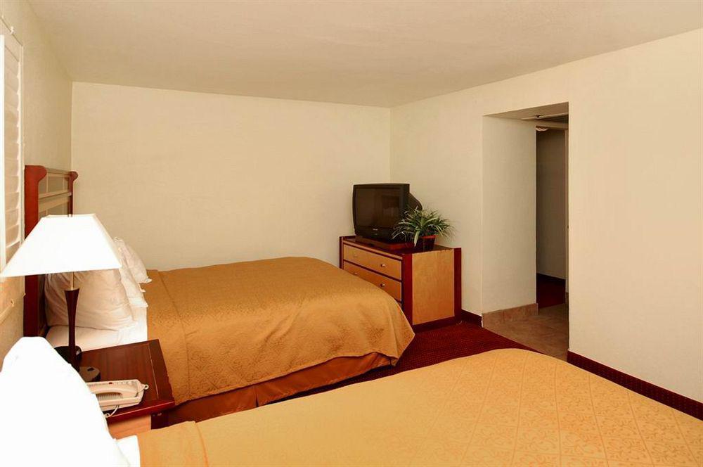 Готель Ramada By Wyndham Tempe Near Asu Екстер'єр фото